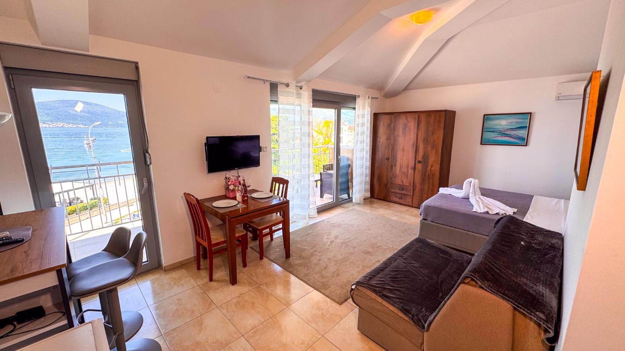 Qumi Apartments Tivat Exterior photo