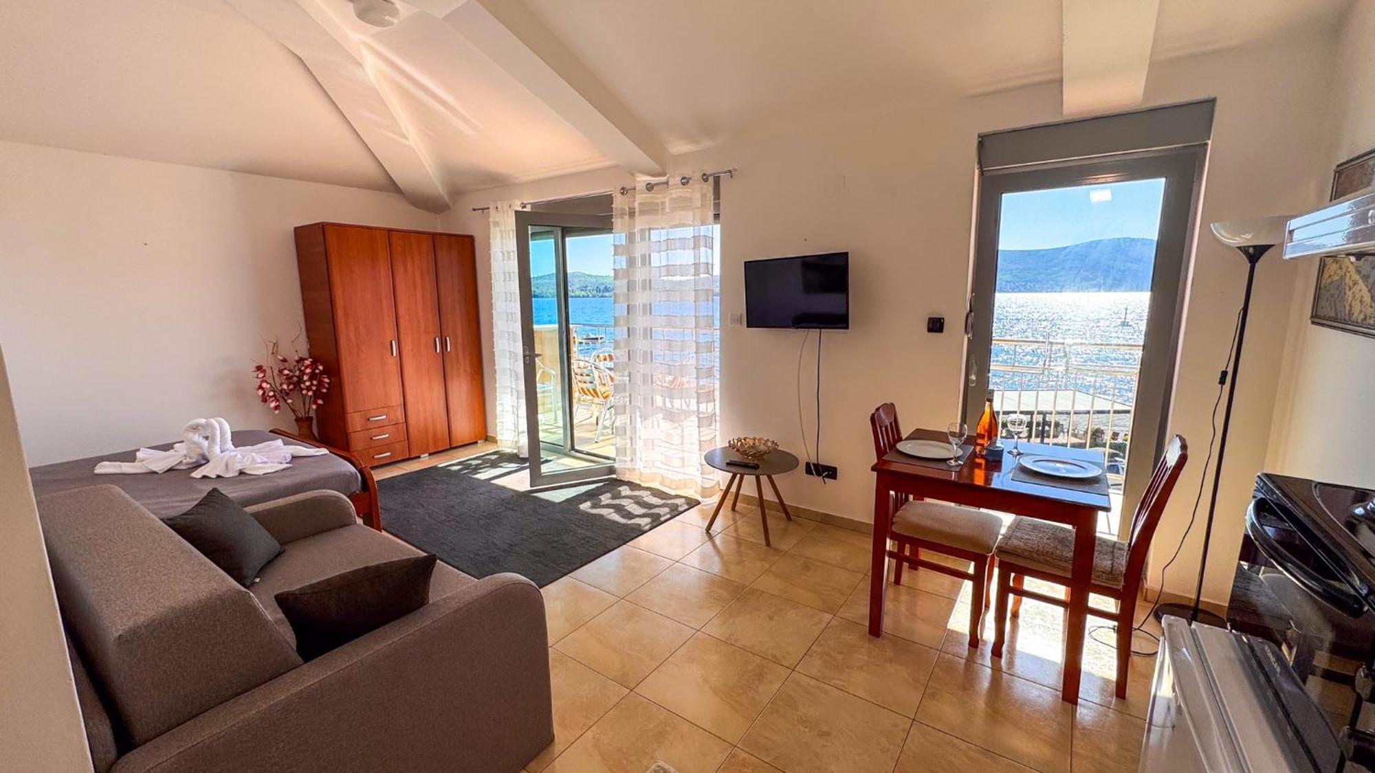 Qumi Apartments Tivat Exterior photo