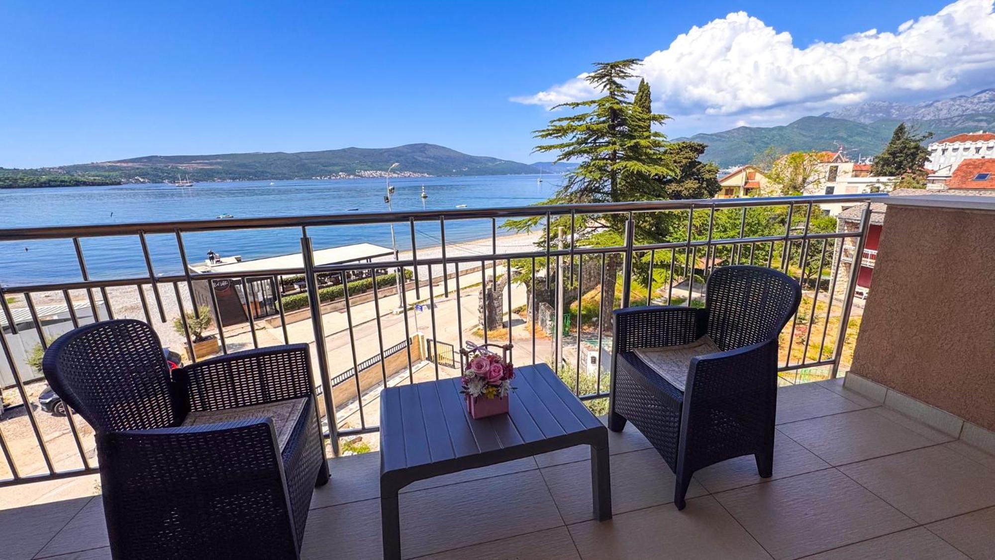 Qumi Apartments Tivat Exterior photo