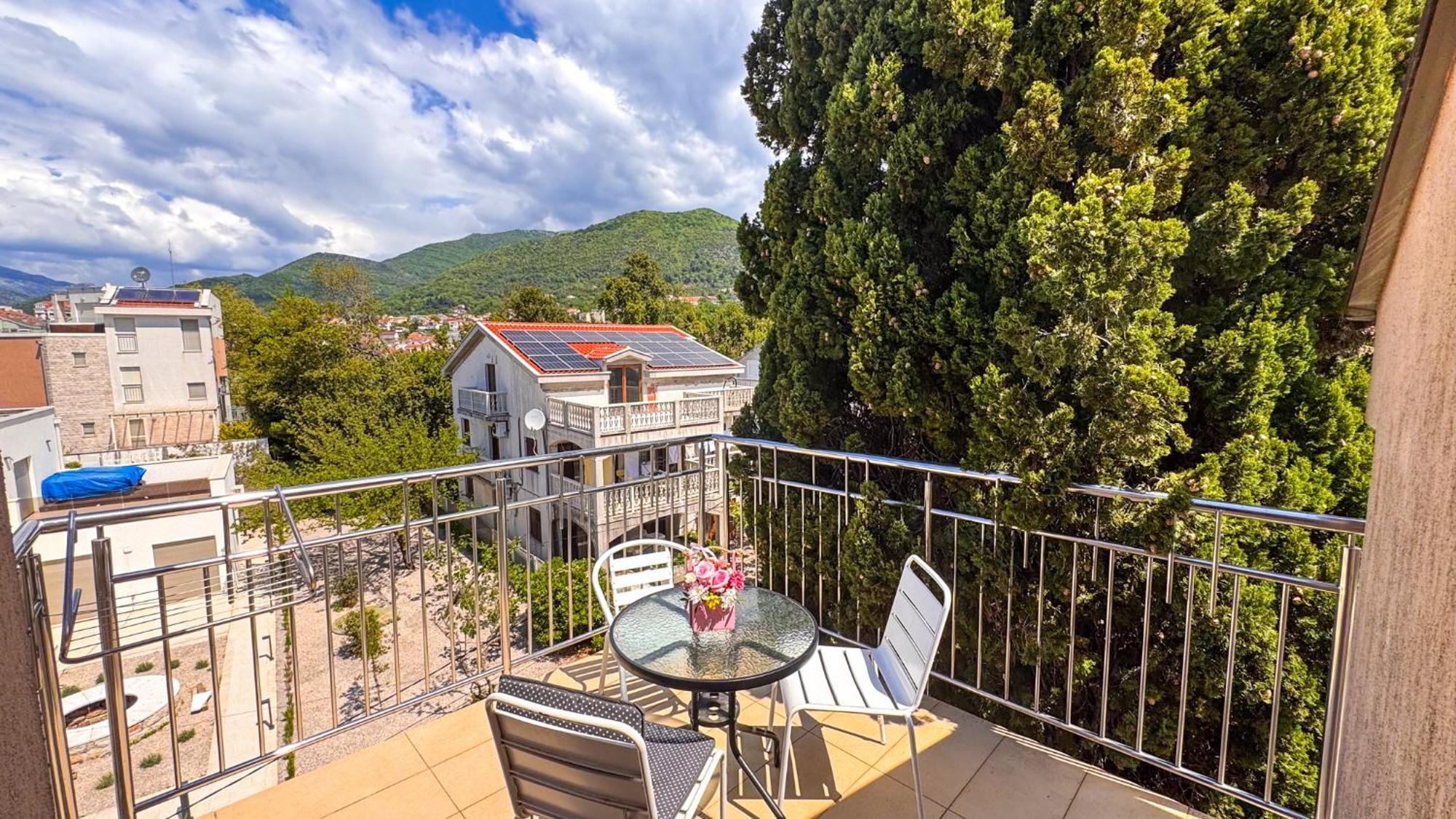 Qumi Apartments Tivat Exterior photo